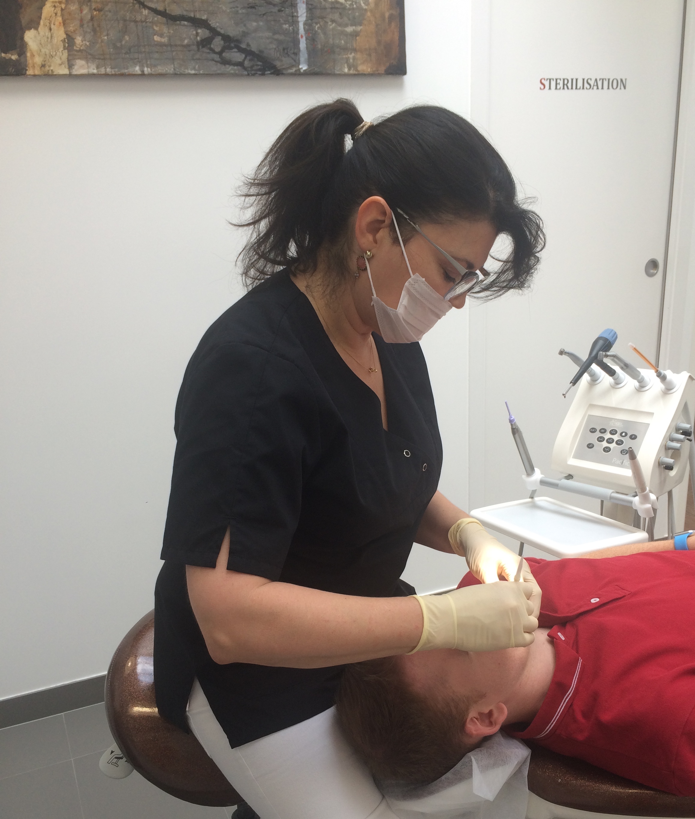 Le Dr Pierson réalise des soins en orthodontie invisible